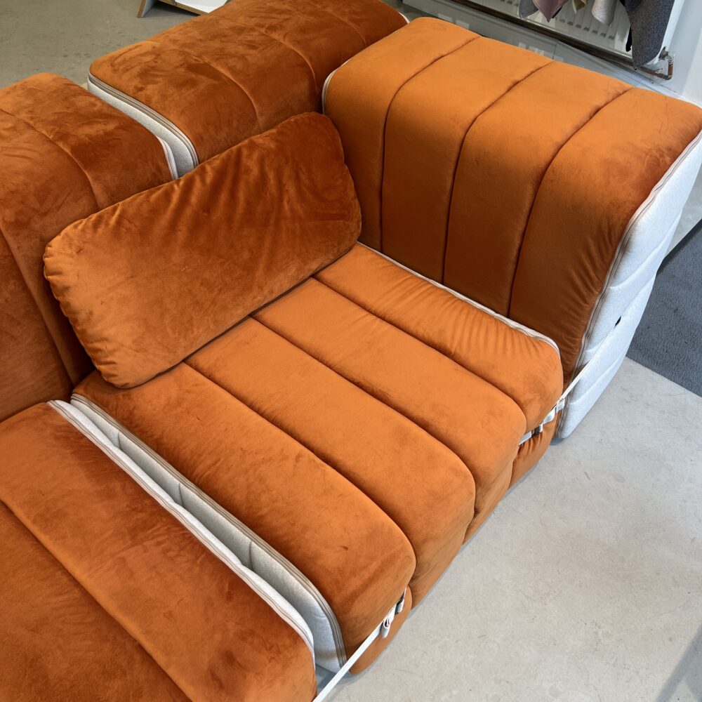 Curt artículo de exposición – sofá modular con cojín en Barcelona Russet (rojo) y Jet 9110 (gris / beige) – 7 módulos - Imagen 6