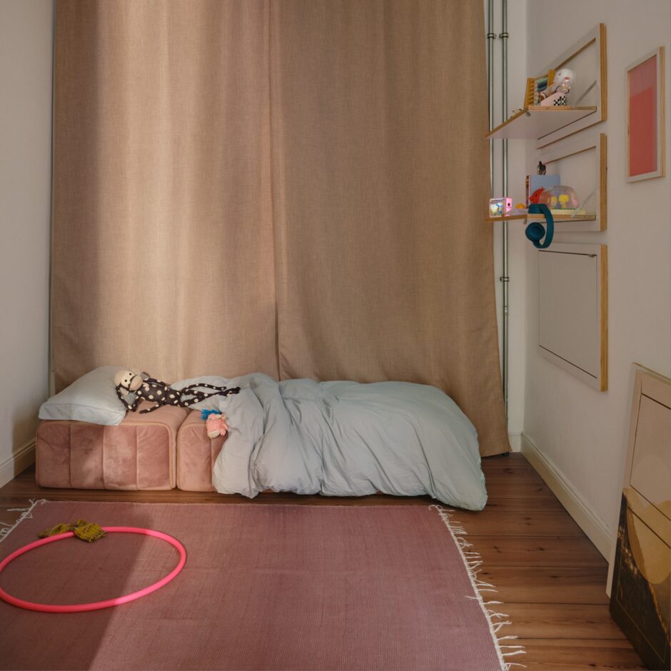 Gästezimmer mit Curt in Samt Barcelona Lotus, flach gelegt als Gästebett