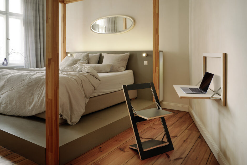 Gästezimmer und Homeoffice: Fläpps Sekretär mit Laptop aufgeklappt, Klappstuhl, Bett im Raum