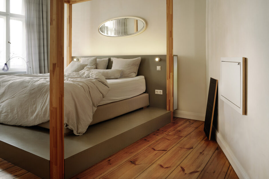 Dasselbe Gästezimmer, Sekretär und Klappstuhl zugeklappt an der Wand