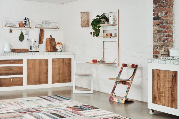 minimalistisch gestaltete Küche mit dem platzsparenden wandmontierten Küchenmöbeln von Ambivalenz